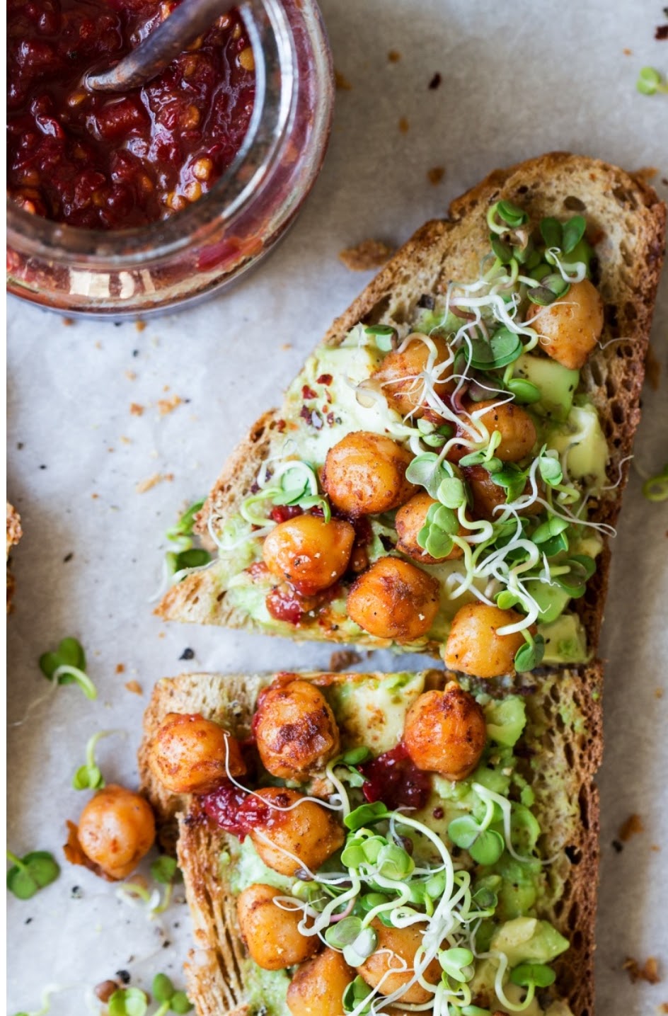 Toast à l’avocat et aux pois chiches | FD Fitness consultant